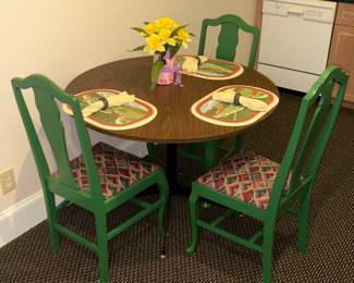 Round dining table