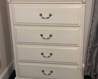 White modern style chest of drawers