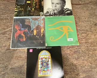 Lot of David Bowie vinyl records including 'ChangesOneBowie' (1976), 'Bowie' (1975), and more. See pictures for details.