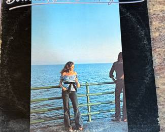 This auction lot features a selection of vintage vinyl records, including titles such as 'Country Gold', 'Wanted! The Outlaws', Johnny Cash, and more. A great addition for music lovers and collectors alike. See pictures for more details.