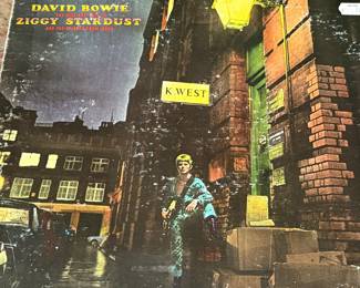 Lot of David Bowie vinyl records including 'ChangesOneBowie' (1976), 'Bowie' (1975), and more. See pictures for details.