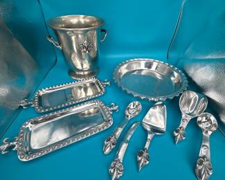 This beautiful collection Includes:
Ice Bucket
Pie Dish
Two rectangular serving dishes
Cheese Knife
Two Ice Cream Scoops
Pie Server
Ice Scoop
Immaculate condition and ready for a new home!