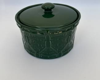 Beautiful Longaberger Pottery Green Crock with Lid. Perfect for display or practical use. See pictures for more details.