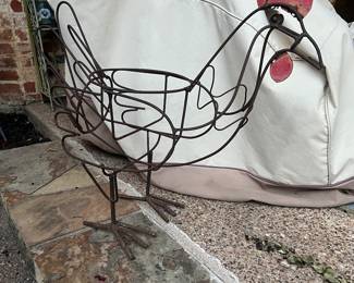 Metal rooster for holding a flower pot or just looking cute as it is!&#128019;&#128019;&#128019;&#128019;