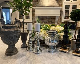 Lots of beautiful accessories and candle holders at this home!&#129716;&#128367;️