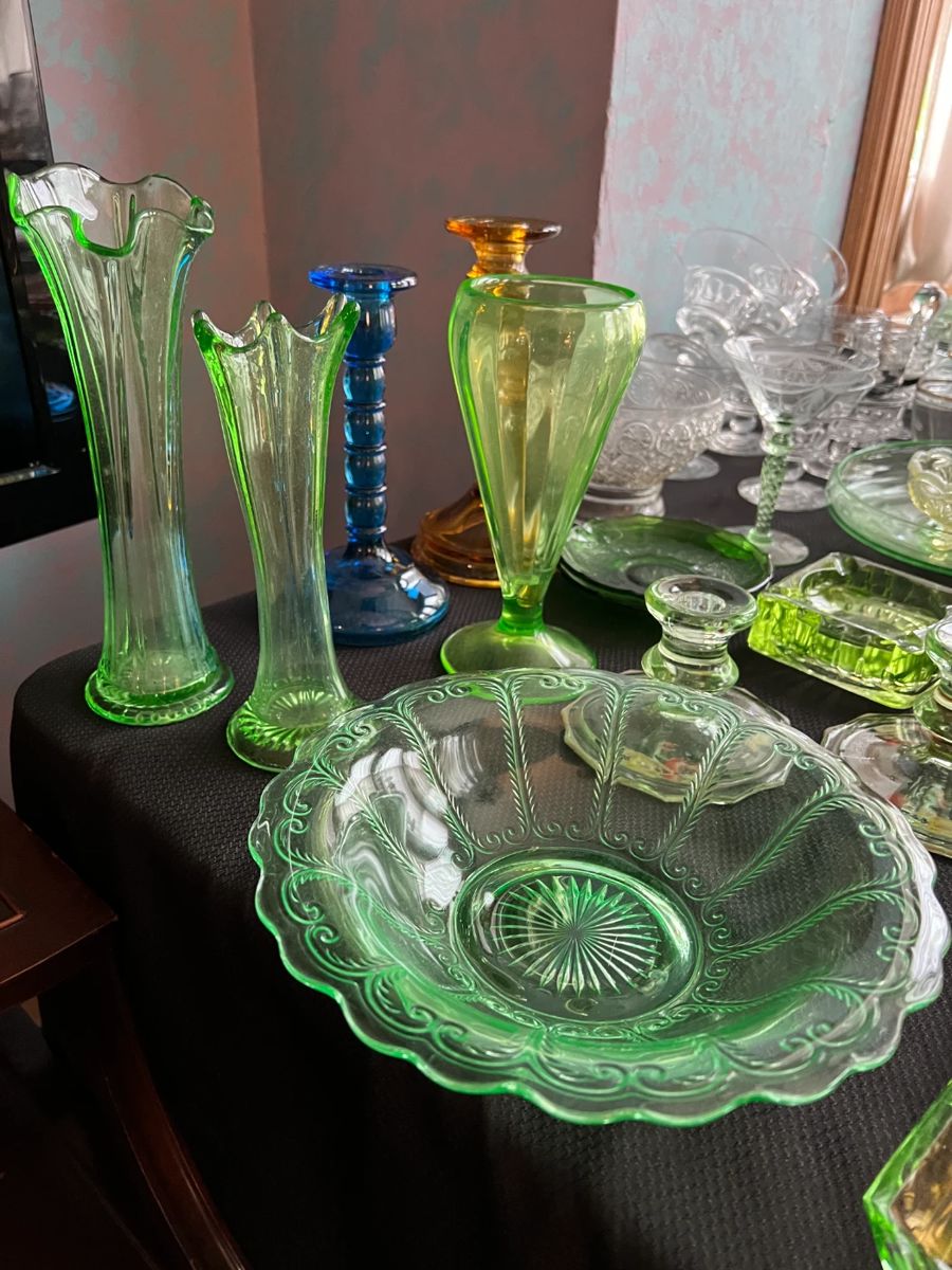 Uranium Glassware, hundreds of pieces of collectible 1890s-1940s glassware