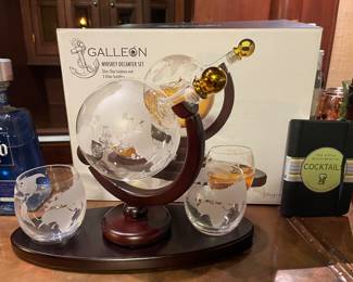 Galleon whiskey decanter set