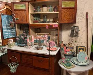 The Hoosier! This is a Boone Company costumes made kitchen cabinet from the early 1900’s. Lots of vintage pink & green here