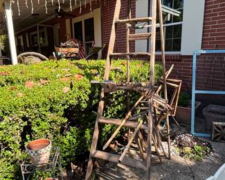 Suuuuppppeeeeerrrr tall vintage ladder! Nice display piece
