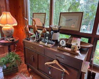 Yep…that’s a cast iron antique gator on the table:) And those fabulous waterfowl hand carved of large bamboo roots! Vintage bread bowl, antique cast iron doorbell fish! Imagine that:)