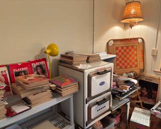 Ahhh... we have entered the library where we go from car mags to the ladies the guys like so much;)
Oh! And this super looking old stove