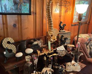 There’s always enough stuff to do a black-and-white display with and here there is a neat variety of items. Love the little zebra planter… In fact, all the sweet planters that we found are intact. None of the vintage ones have cracks! That includes that little kitty cat there :-)
