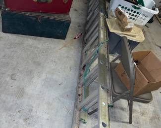 I don't know how long this extension ladder is but its a big one!