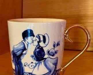 Delft Kissing Couple Mug