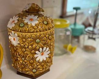 Vintage daisy cookie jar