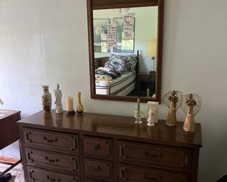 Bedroom set
Decor