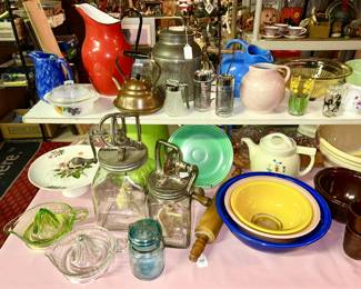 Kitchen collectibles, Vaseline reamer, No. 40 & No. 20  Daizy butter churns, nest of 3 glass Pyrex bowls, Red Wing pink creamer/pitcher, red enamel pitcher, green Fiesta plate, etc.