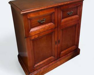 Vintage 1948 Magnavox Radio Phonograph Cabinet
