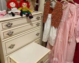 Vintage twin bedroom. Vintage girl dresses