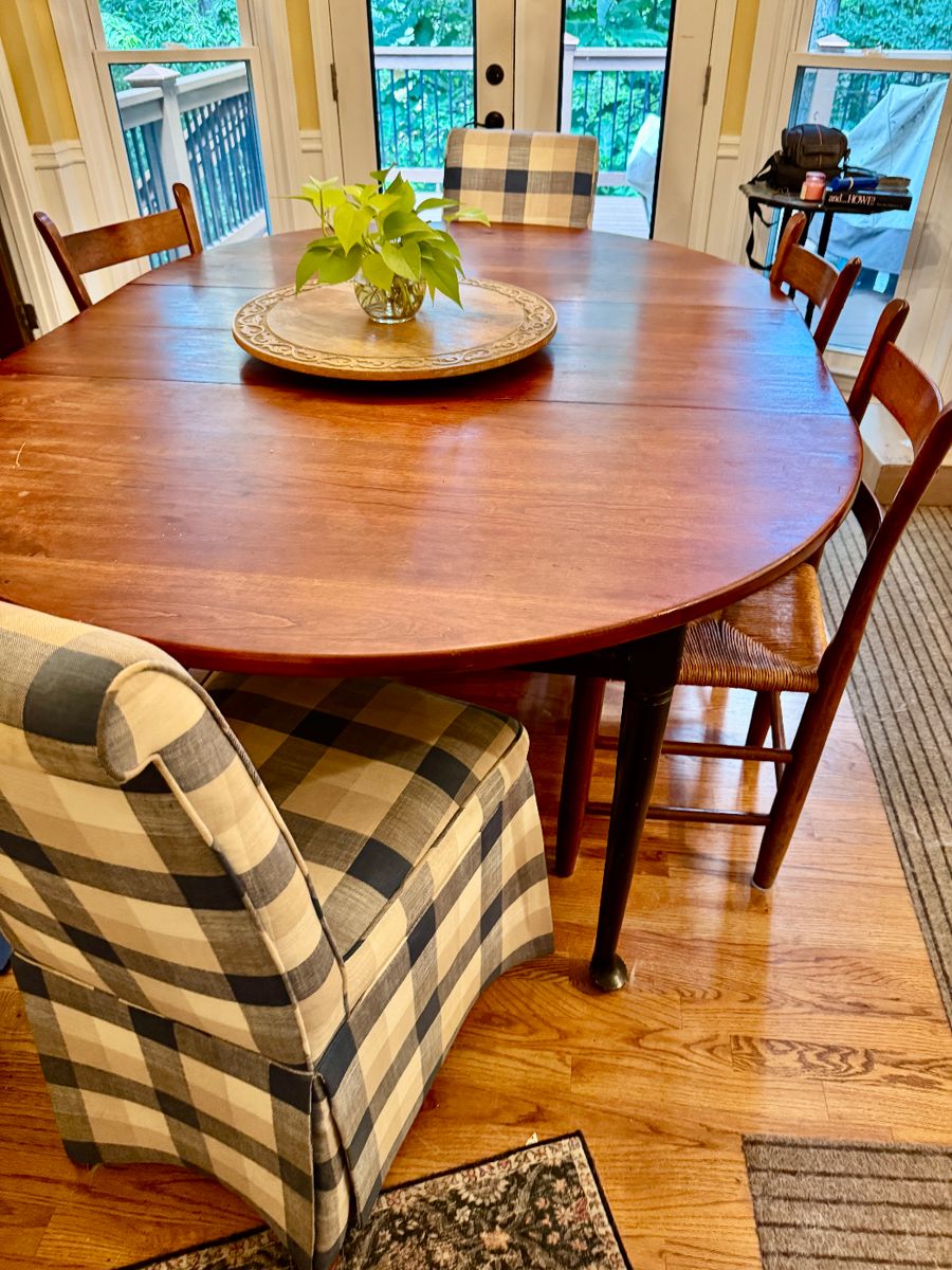 Beautiful kitchen/dining room table and chairs