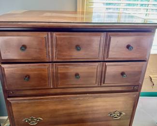 Bedroom chest of drawer