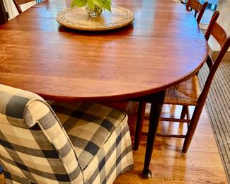 Beautiful kitchen/dining room table and chairs