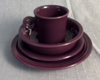 FIESTA 4PC Set Plates, Bowl, Mug plum The Homer Laughlin China Co.
