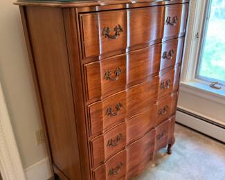 Tasteful chest of drawers 