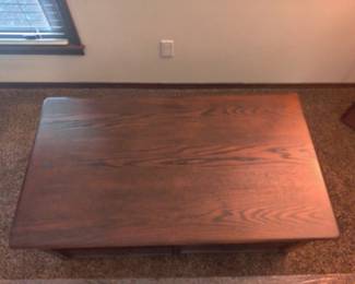 SOLID OAK LIFT TOP COFFEE TABLE WITH DRAWERS AND STORAGE $100