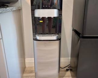 Standing water dispenser