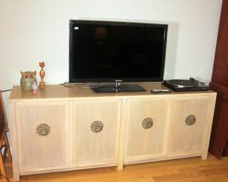 Credenza, Samsung TV
