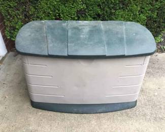 RUBBERMAID Indoor Outdoor Storage Chest