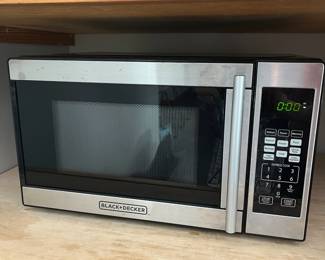 H96 - $20. Black & Decker Microwave. Measures 12" x 17" x 10" tall.