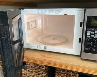 H96 - $20. Black & Decker Microwave. Measures 12" x 17" x 10" tall.