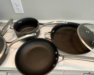 H62 - $75 SET. Calphalon Set. 8qt, 4 qt, 3 qt, 12" & 10"