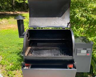 H42 - $500. Traeger Pro 575 Pellet Grill. Includes 2 pellet containers, traeger grill scraper, grill mat, 2 drip plans. Excellent almost new condition!