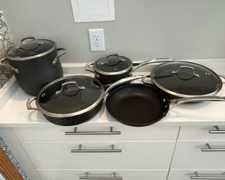 H62 - $75 SET. Calphalon Set. 8qt, 4 qt, 3 qt, 12" & 10"
