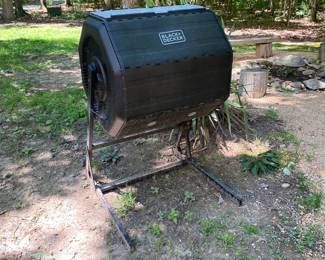 H25 - $90. Black & Decker Compost Tumbler. 40 gallon. Assembled but UNUSED! Like New condition! Dual Chamber Composter