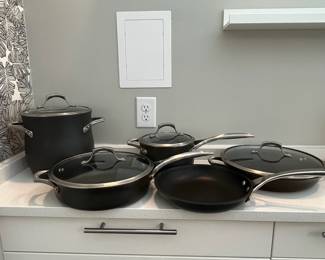 H62 - $75 SET. Calphalon Set. 8qt, 4 qt, 3 qt, 12" & 10"