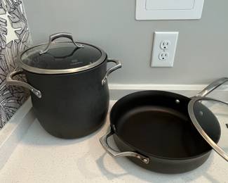 H62 - $75 SET. Calphalon Set. 8qt, 4 qt, 3 qt, 12" & 10"