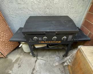 Blackstone 4-Burner 36" Griddle Cooking Station with Side Shelves. Works great but needs cleaning.