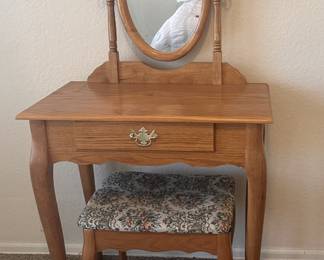 Small Queen Anne Vanity & Mirror w/ Vanity Bench