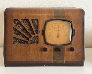 Vintage Airmaster Vacuum Tube Radio in Wood Case