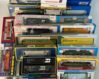 Large HO Scale Model Train Lot 25 Freight Cars, Engines Accessories Burlington Northern, SP,