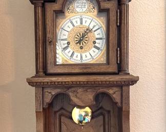 Antique Howard Miller Wall Clock Ornate Wooden Pendulum Timepiece