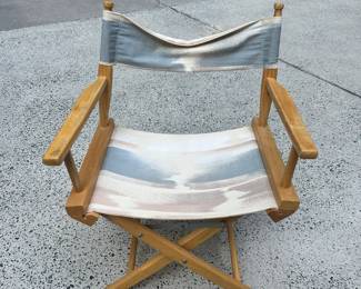 S155 - $40 -Director's Chair in good condition. Could use some light cleaning. 23.5"W x 17"D x 34"T