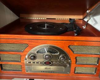 S126 - $30 - Crosley Record, Radio, and CD player. Tested; working.
