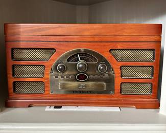 S126 - $30 - Crosley Record, Radio, and CD player. Tested; working.