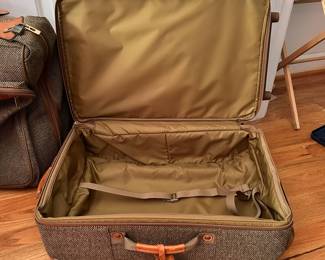 S130 - $50 - Hartmann Rolling Wheels. 23"T. Carry On Suitcase. In Great Condition. All mechanics (zippers, wheels, handles) work as they should.