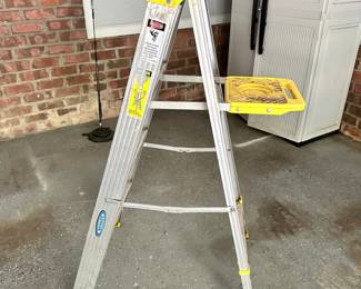 S156 - $30 - Werner 4ft Ladder MODEL 364 250lb capacity